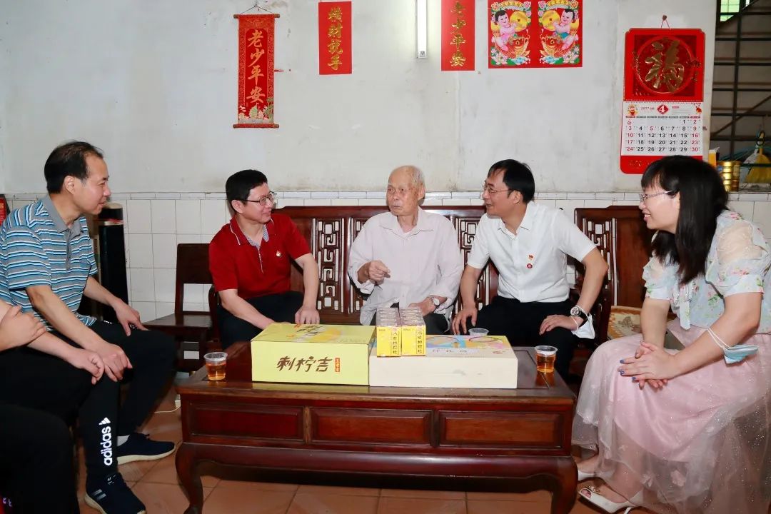 强国回复有我 传承劳模心灵——白云山光华公司辅导“五一”前夕走访慰问劳动圭表和基层一线员工